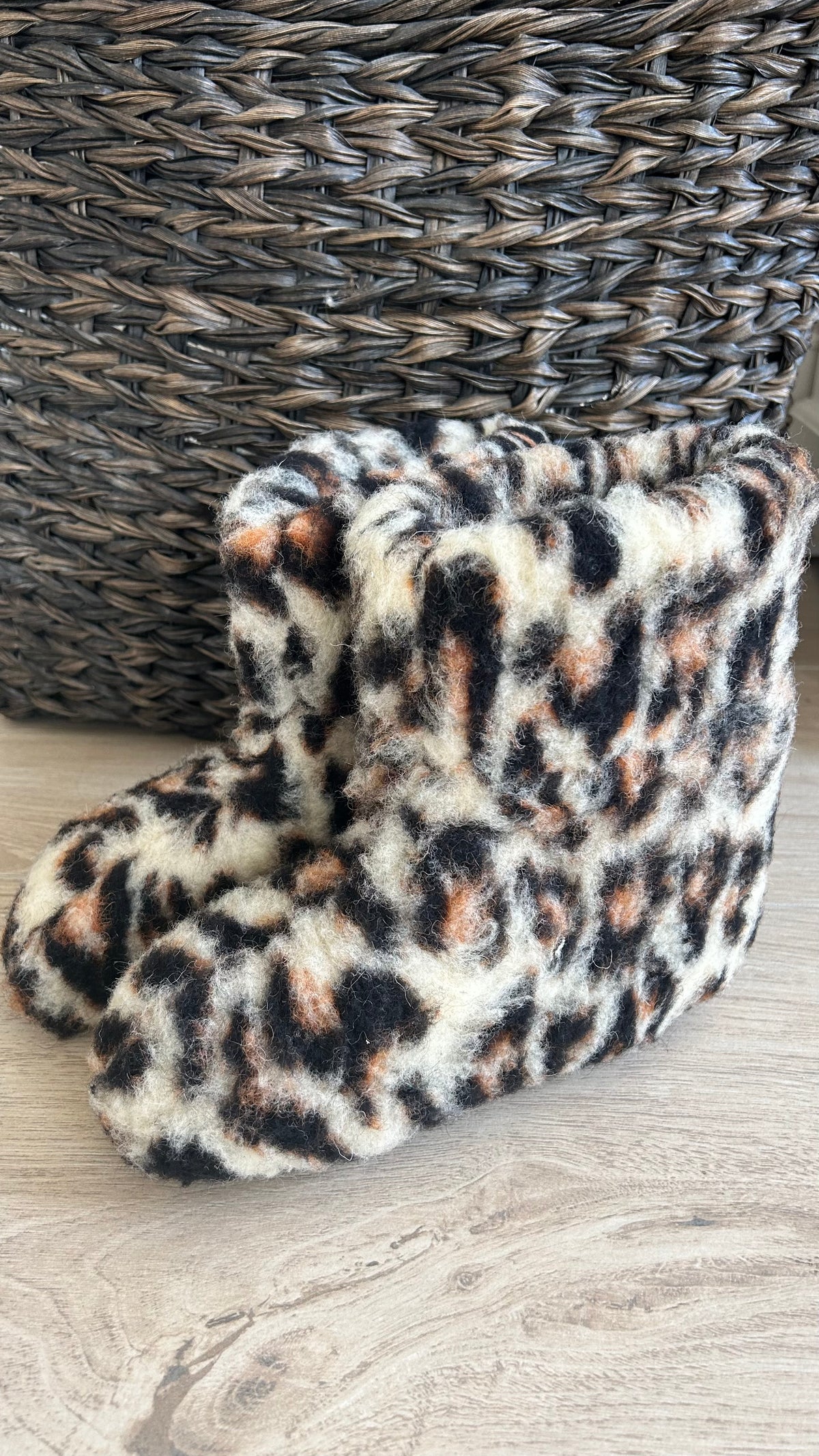 Wysokie kapcie 100% wełny, Leopard